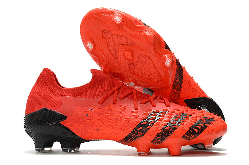 Chuteira Adidas Predator Freak+ Low 1. Campo