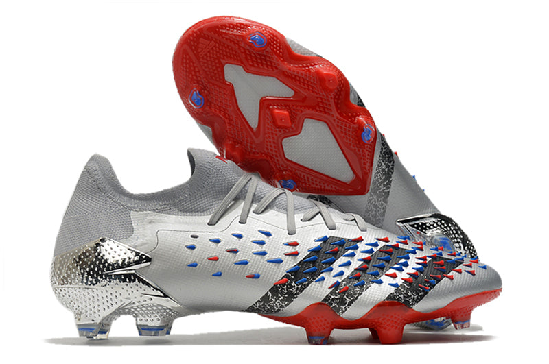 Chuteira Adidas Predator Freak+ Low 1. Campo